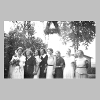 086-0003 Hochzeit der Schwester Lina Mielke 1935 - Lina mit ihren Freundinnen aus Roddau.jpg